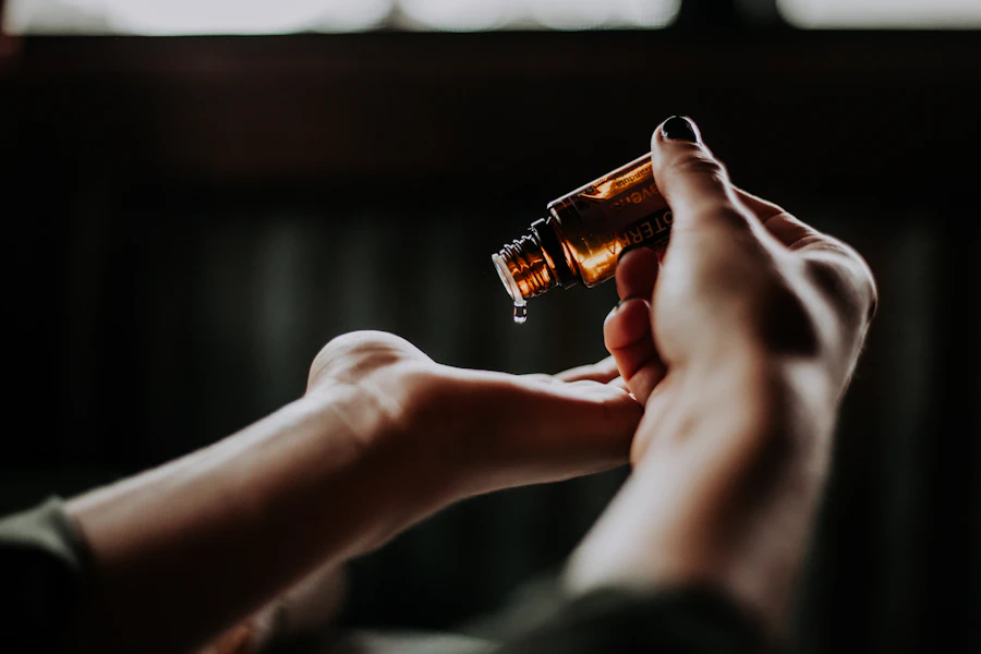 Detalle de cuidado corporal con aceite estético