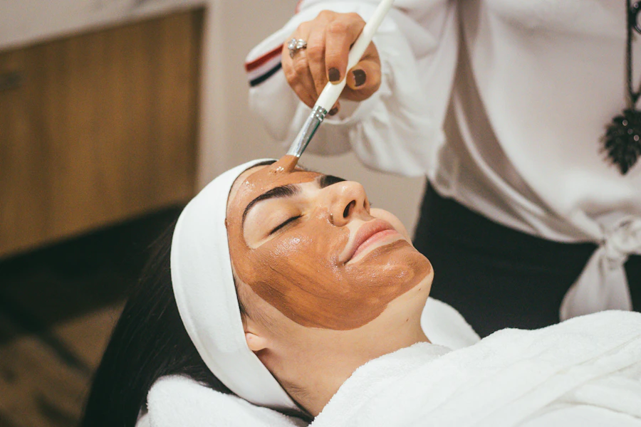 Aplicación de tratamiento facial avanzado en cabina